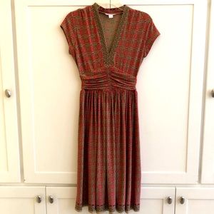 Size 4 short sleeve v neck dress w gathered detail